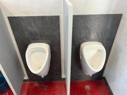 Univerzita Palackého v Olomouci má na svých toaletách nově moderní bezvodé pisoáry a energeticky úsporné osoušeče rukou, které dodala společnost EcoStep.