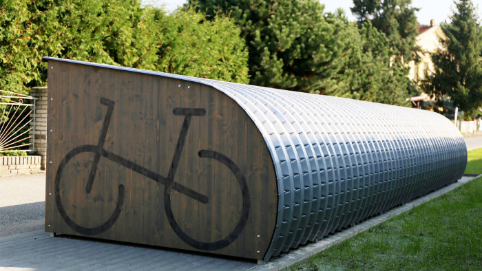 Bočnice a dveře jsou z třívrstvé příčně lepené smrkové biodesky. (Cyklobox od Urbania)