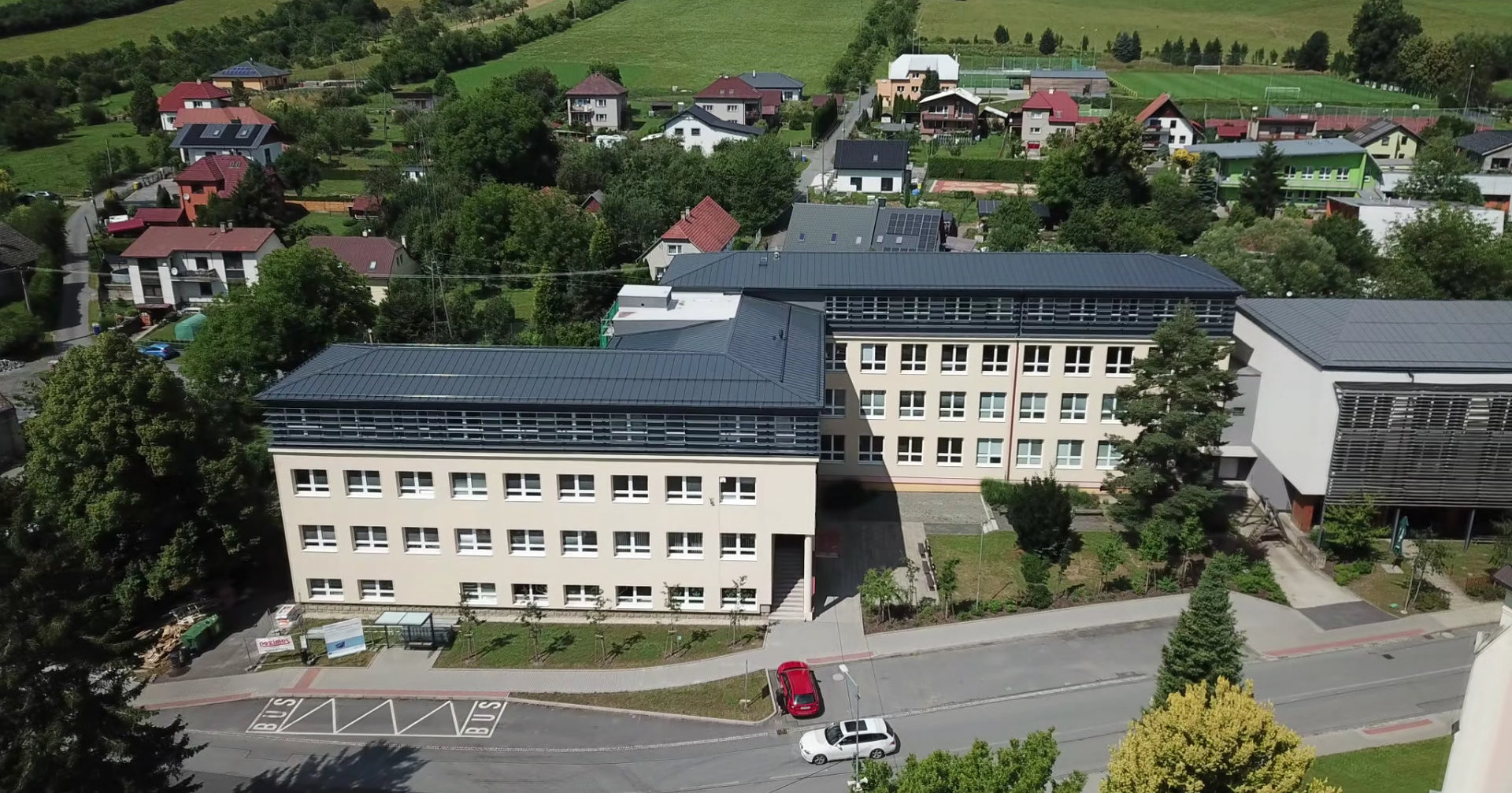 Nástavba základní školy Vidče vyřešila nedostatek prostor pro výuku. Pracuje s kontrastem mezi tmavou současnou vrstvou a původní světlou fasádou z 80. let.