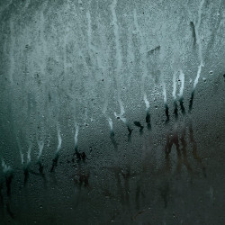 Proti nadměrné vlhkosti ničící interiér pomůže praktický mobilní odvlhčovač vzduchu