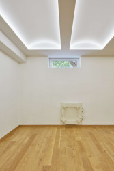 Malý sál, kde se cvičí hlavně jóga, nepřímo osvětlují nasvícené falešné klenby. (Quis Yoga Studio v Praze-Petřinách, MENU architekti)