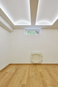 Malý sál, kde se cvičí hlavně jóga, nepřímo osvětlují nasvícené falešné klenby. (Quis Yoga Studio v Praze-Petřinách, MENU architekti)