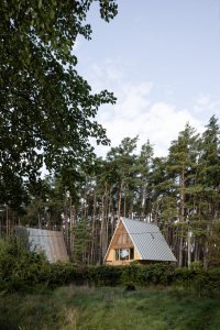 Architekti Martin Maňo a Tomáš Amtmann navrhli na břehu slovenské vodní nádrže Horná Studená Voda dřevěnou chatu