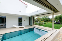 Bazén se zvedacím dnem. Prostor pro plavání, odpočinek i posezení v jednom.