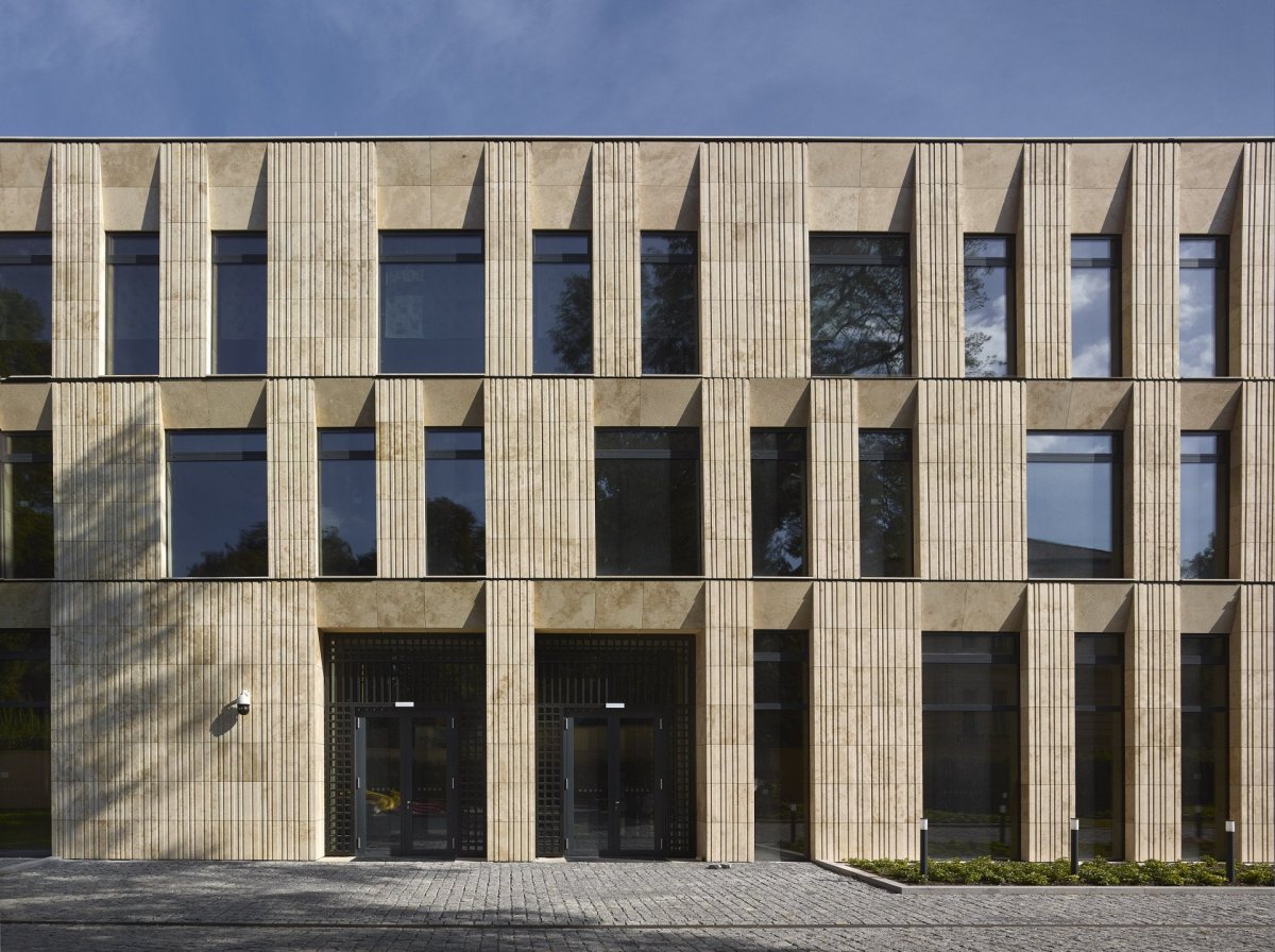 Rekonstrukce a dostavba Korejského velvyslanectví v Praze, SIAL architekti a inženýři spol. s r.o.: Rastr oken přístavby se nenápadně přizpůsobuje vile a díky tomu působí jemněji