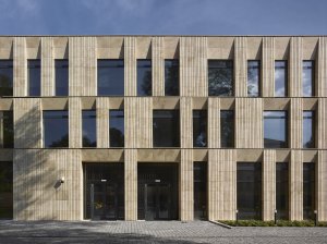 Rekonstrukce a dostavba Korejského velvyslanectví v Praze, SIAL architekti a inženýři spol. s r.o.: Rastr oken přístavby se nenápadně přizpůsobuje vile a díky tomu působí jemněji