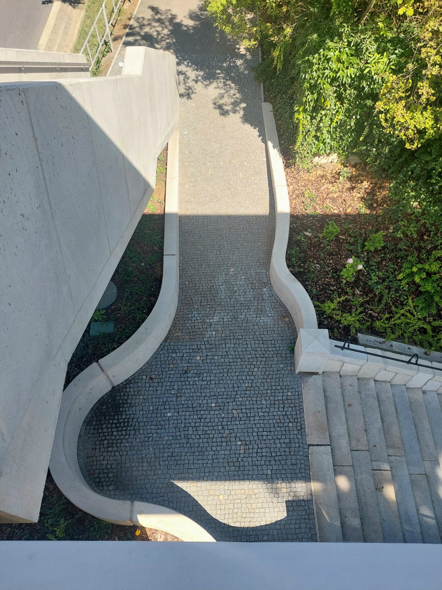 Lávka v Litomyšli od EHL & KOUMAR ARCHITEKTI: Zakřivený beton podél chodníku působí zvlášť dobře