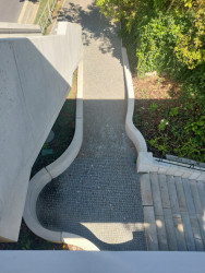 Lávka v Litomyšli od EHL & KOUMAR ARCHITEKTI: Zakřivený beton podél chodníku působí zvlášť dobře