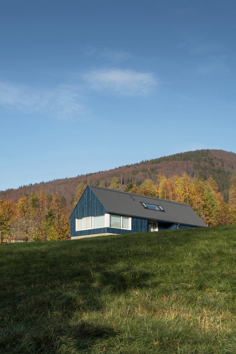 Chata v Jizerských horách, Markéta Cajthamlová, Architektonická projekční kancelář: Novostavba chaty na svažitém pozemku v Jizerských horách má podobu tradiční chalupy.
