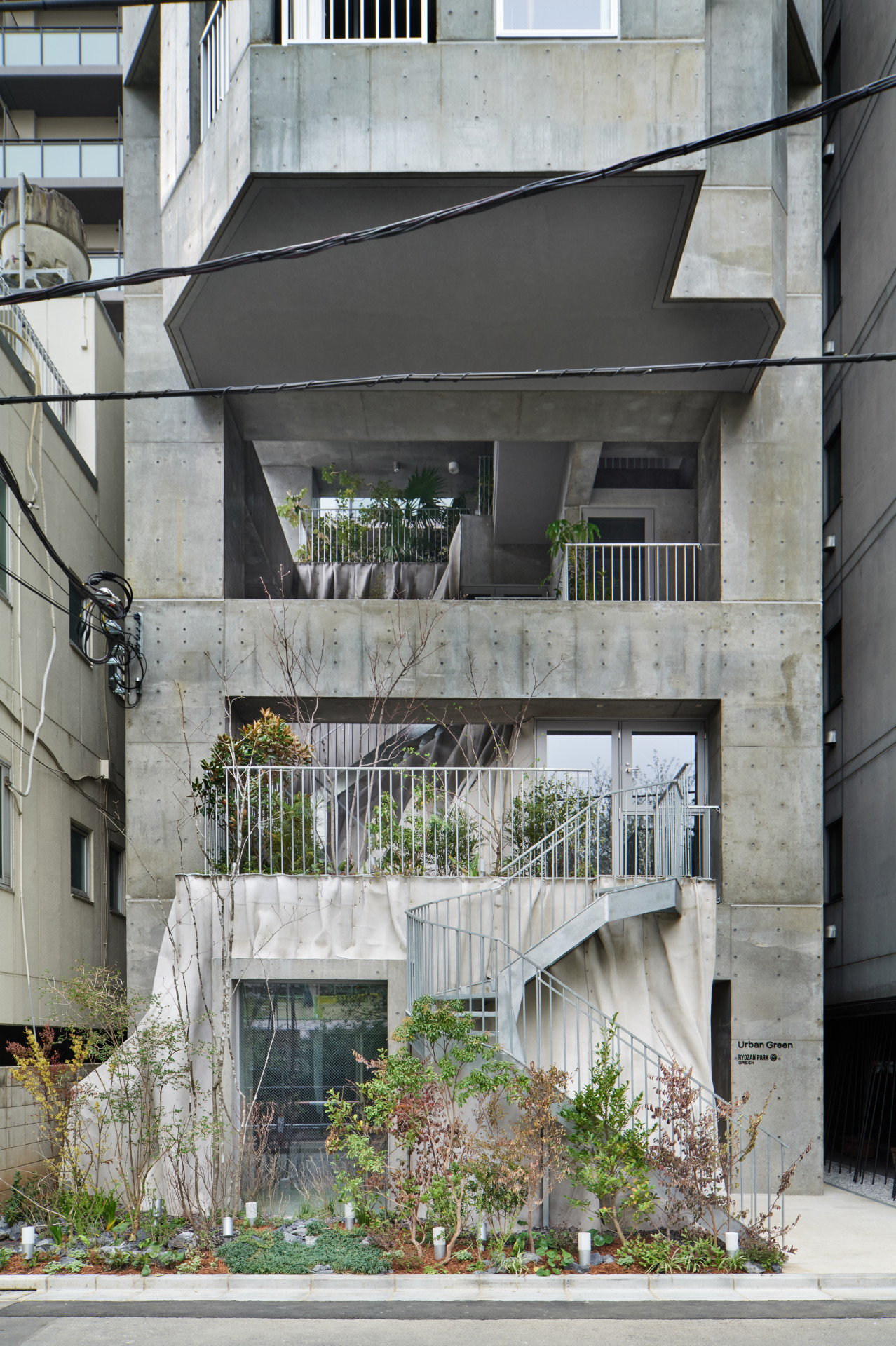 V dolních patrech jsou sdílené prostory.  (Ryozan Park Green, Akihisa Hirata Architecture Office)