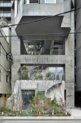 V dolních patrech jsou sdílené prostory.  (Ryozan Park Green, Akihisa Hirata Architecture Office)