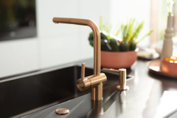 Kuchyňská baterie ATLAS NEO včetně doplňků v podobě dávkovače saponátu ATLAS NEO a easy click ovládání výpusti. Vše provedení celonerez měděná s povrchovou úpravou PVD.