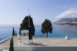 Plochou střechu je možné využívat k nejrůznějším aktivitám, je totiž přístupná po spirálovém schodišti přímo z obývacího pokoje