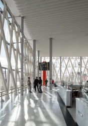 Použití dřeva na fasádě není jen estetické rozhodnutí, ale i výraz snahy o udržitelný a lokální přístup ke stavění v severském kontextu. (Vlaková stanice Umeå Östra, White Arkitekter)