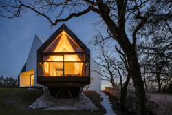 Hmota s apartmánem pro hosty je vysunutá nad klesajícím svahem. (Vila v Trněném Újezdě, de.fakto)