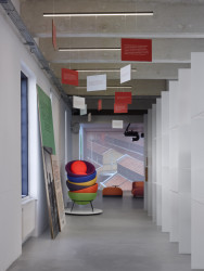 V Konsepti probíhá výstava věnovaná modernistické architektce Lině Bo Bardi. Zaměřuje se především na její nábytek, k vidění je reedice jejích ikonických Bowl Chair