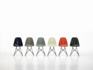 Židle Eames fiberglass.