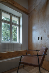 Ubytování v patře (Komunitní centrum v bývalé stodole, studio Raketoplán)