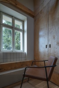 Ubytování v patře (Komunitní centrum v bývalé stodole, studio Raketoplán)