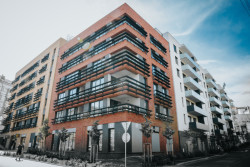 Hned vedle stadionu žižkovské Viktorky vyrostl bytový a kancelářský dům. (Bytový komplex Viktoria Center, architektonické řešení CTR group a.s.)