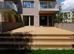 Pohled na terasu bytu v přízemí (Bytový dům s nájemními byty na Barrandově, maak, M.A.Tomáš)