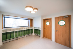 Šatna (Mateřská škola ve Vědomicích, Architip)