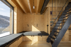 Hlavní obytný prostor se rozpíná v přízemí, kde je kromě kuchyně a obývacího pokoje také prostor na válendu