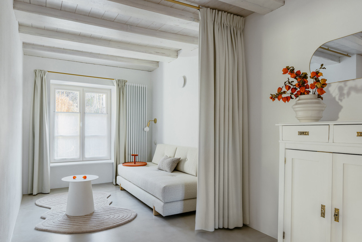 Pohled do apartmánu L (Nový penzion v Českém Krumlově; Tereza Komárková (Architéka), Lucie Němcová)