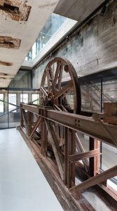 Odvětrávací stroj výdušné jámy byl zachovaný a proto byl ponechán na svém místě jako odkaz k industriální minulosti. - Rekonstrukce Výdušné jámy v Dolních Vítkovicích od Kamil Mrva Architects