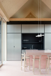 Kuchyně s jídelnou (Víkendový dům nad přehradou, NOIZ architekti)