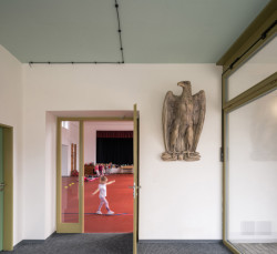 V sokolovně se zachovaly některé původní drobné artefakty, například plastika sokola. (Sokolovna ve Veverských Knínicích, studio New Work)