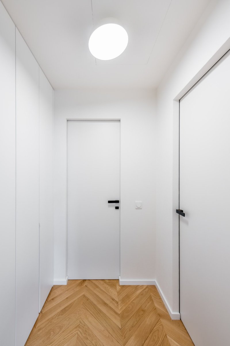 Neviditelné zárubně a kliky MINIMAL s povrchem titan černý mat od českého výrobce M&T.