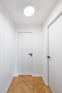 Neviditelné zárubně a kliky MINIMAL s povrchem titan černý mat od českého výrobce M&T.