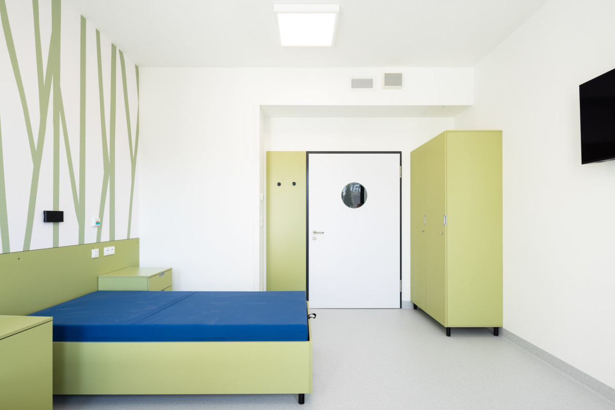 Pavilon obsahuje dvoulůžkové pokoje s vlastním sociálním zařízením (Pavilon psychiatrie v Ostrově od KOMA MODULAR; interiéry petit atelier)