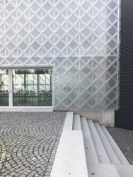 Sídlo firmy Lasvit v Novém Boru od architektonické kanceláře ov-a