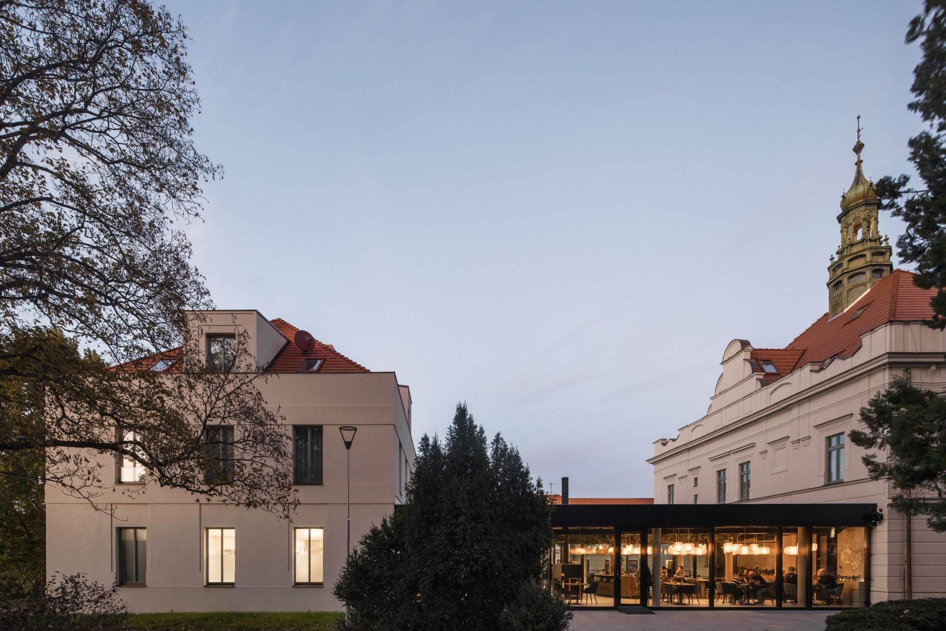 Prosklený krček propojuje historickou vilu s novým objemem ve východním křídle parcely. (Villa Fitz v Rokycanech, Luni architekti)