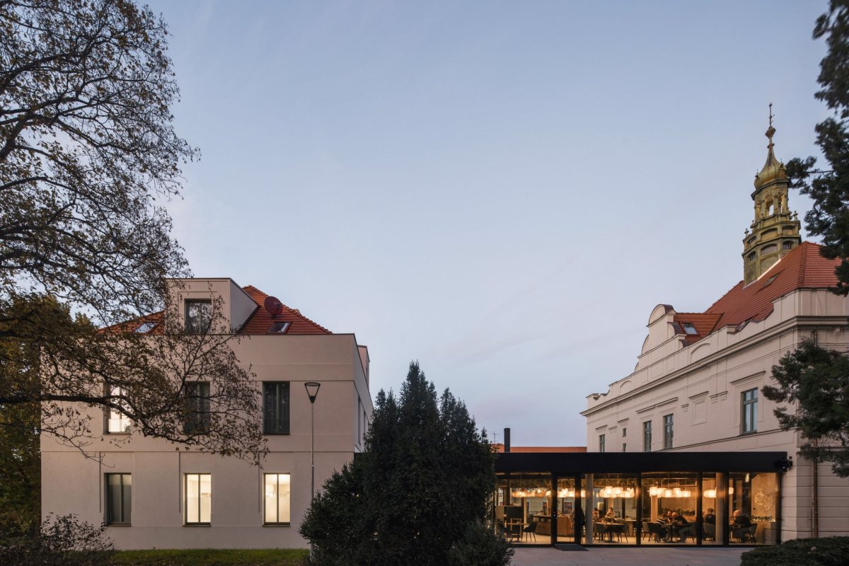 Prosklený krček propojuje historickou vilu s novým objemem ve východním křídle parcely. (Villa Fitz v Rokycanech, Luni architekti)