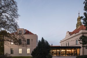 Prosklený krček propojuje historickou vilu s novým objemem ve východním křídle parcely. (Villa Fitz v Rokycanech, Luni architekti)