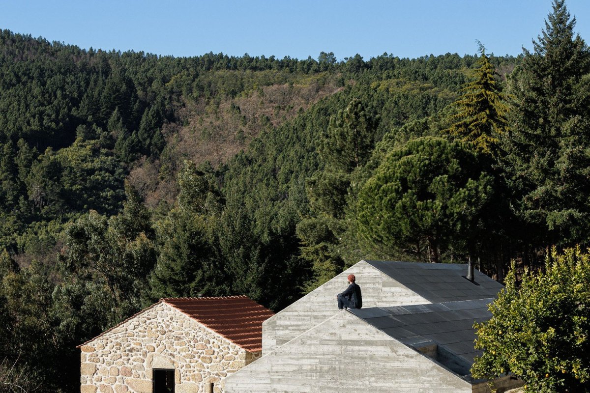 Casa NaMora v Portugalsku od Davida Bilo a Filipe Pina
