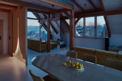 Ještěd je za oknem i v předsíni. Designérka sem umístila jeho podsvícenou siluetu. (Tak design, byt pod Ještědem)