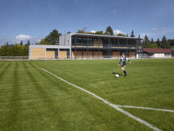 Kabiny FK Klánovice, 20-20-ARCHITEKTI: Obsahuje vše, co je potřeba, od šaten, přes tribunu s výhledem na hřiště až po skladové místnosti pro údržbu areálu