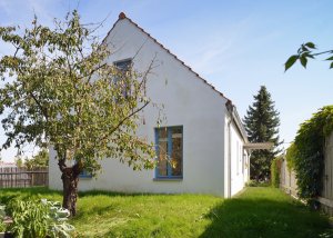 Dům by šlo popsat jako poučený architekturou typickou pro malá města a obce v Česku. (Rodinný dům v Mníšku pod Brdy, 3+1 architekt)