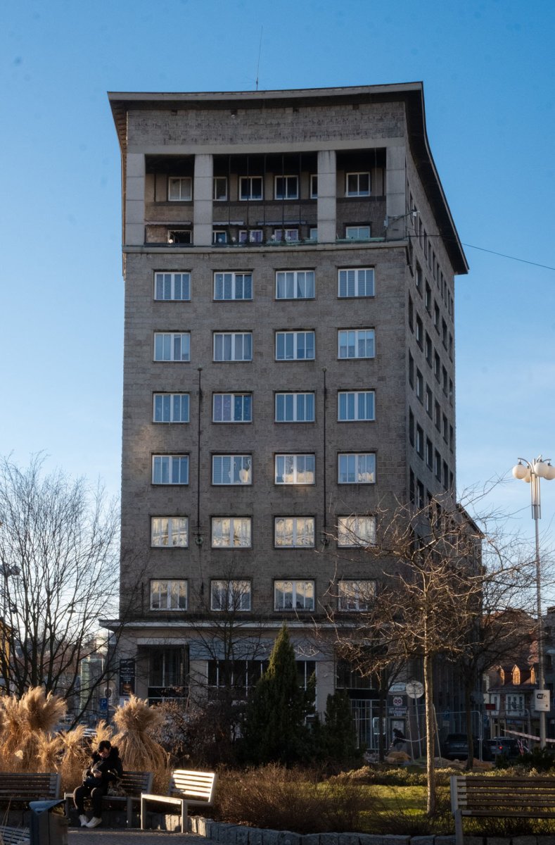 Až ulicí Pražskou sejdete na Soukenné náměstí, všimnete si neoklasicistního Paláce Nisa. Dům z roku 1937 od německého architekta Fritze Lehmanna zahrnoval byty, kanceláře, hotelové pokoje, ateliéry i nájemní bydlení.