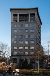 Až ulicí Pražskou sejdete na Soukenné náměstí, všimnete si neoklasicistního Paláce Nisa. Dům z roku 1937 od německého architekta Fritze Lehmanna zahrnoval byty, kanceláře, hotelové pokoje, ateliéry i nájemní bydlení.