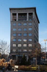 Až ulicí Pražskou sejdete na Soukenné náměstí, všimnete si neoklasicistního Paláce Nisa. Dům z roku 1937 od německého architekta Fritze Lehmanna zahrnoval byty, kanceláře, hotelové pokoje, ateliéry i nájemní bydlení.