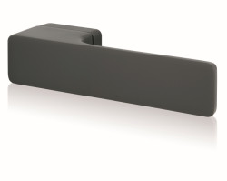 Architekti zvolili kliky MINIMAL z dílny rodinné manufaktury M&T ve dvojím barevném provedení