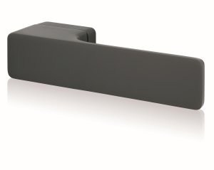 Architekti zvolili kliky MINIMAL z dílny rodinné manufaktury M&T ve dvojím barevném provedení