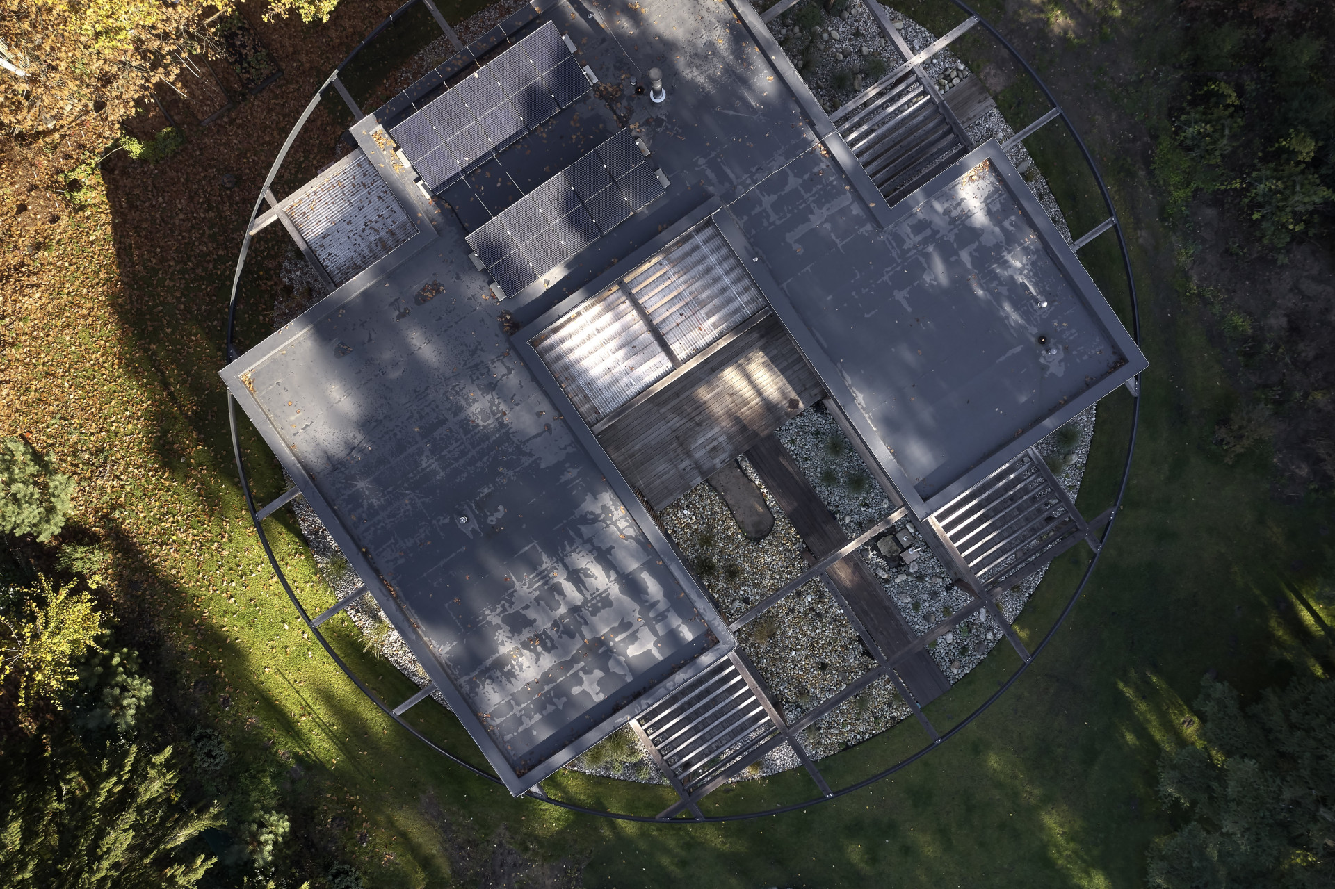 Pozemek obklopuje především borový les