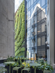 Nová pergola MB-OPENSKY 120 od společnosti ALUPROF umožňuje trávit čas venku za jekéhokoli počasí