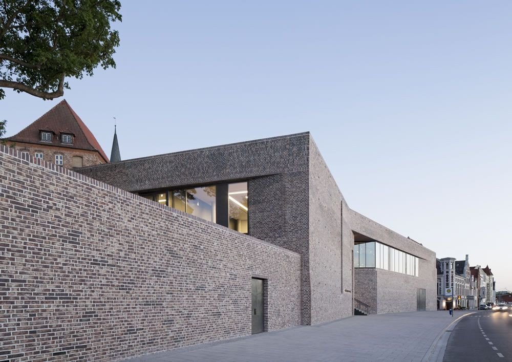 Studio Andreas Heller GmbH Architects & Designers, Evropské muzeum hanzy, pohled zespod na novou budovu, foto